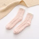 Chaussettes chaudes à porter avec des pantoufles