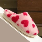 Chaussons femme avec design mignon de petits coeurs