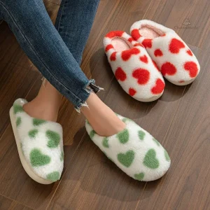 Chaussons douillets pour femme avec motifs de petits coeurs