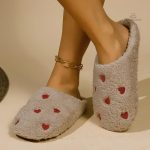 Chaussons doux à motifs de coeurs