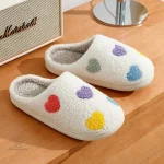 Chausson douillet pour femme aux cœurs multicolores