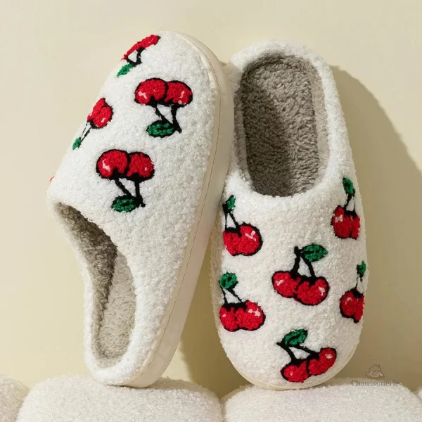 Chaussons fantaisie Cherry, style et chaleur pour les pieds