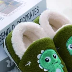 Chausson enfant motif dinosaure vert