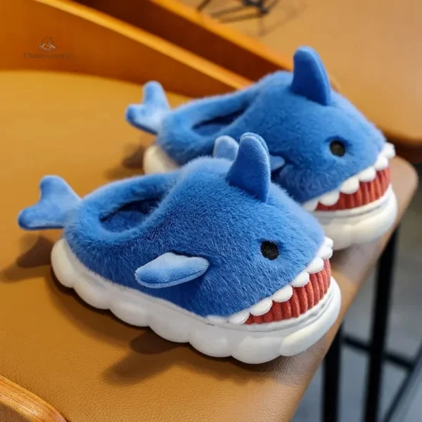 Chausson garcon, motif requin, idéal pour jouer