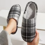 Chausson moderne pour homme à la maison