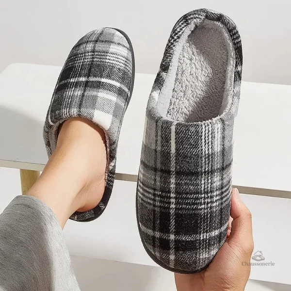 Chausson moderne pour homme à la maison