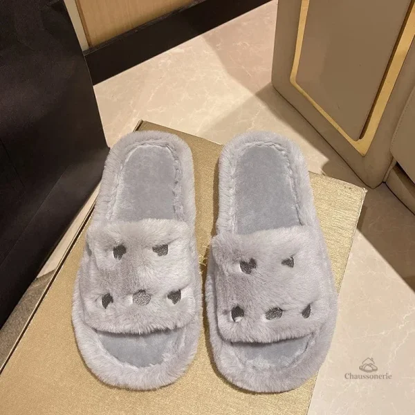 Chausson femme tendance hiver avec petits cœurs