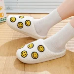 Chaussons souriants jaune pour un look original