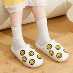 Confort et fun avec les chaussons Smiley jaunes