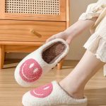 Chaussons originaux rose avec motif Smiley