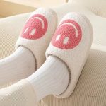Chaussons Smiley rose, l'originalité aux pieds