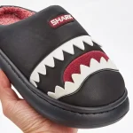 Chausson rigolo design requin pour homme