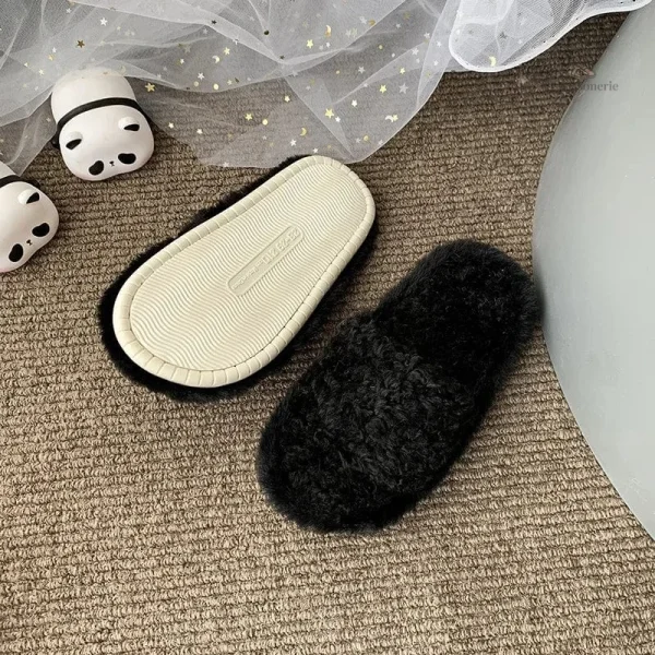 Chaussons ouverts pour fillette, design moderne